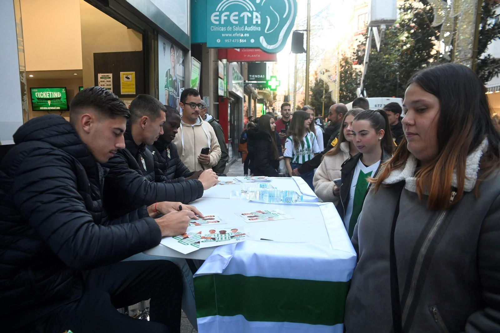 Furor en la tienda del Córdoba CF: las fotos de la firma de autógrafos de Requena, Fomeyem y Adri Fuentes