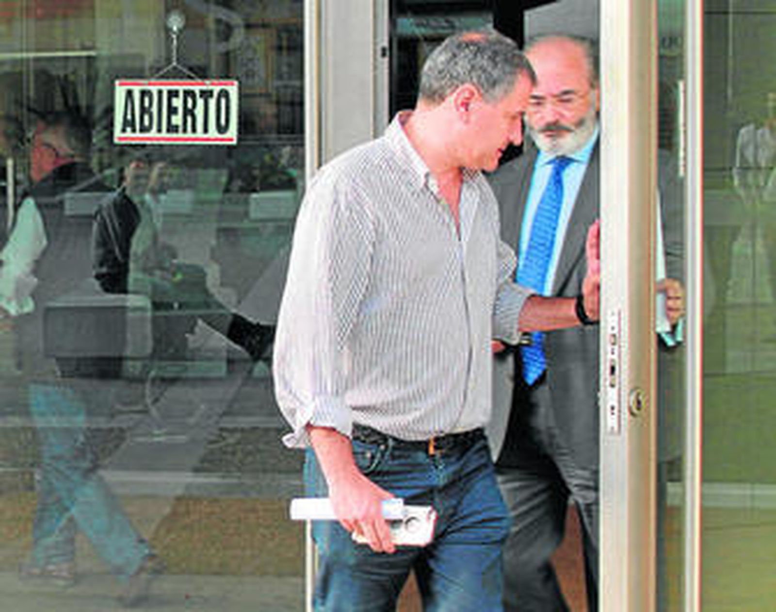 El ex alcalde de Chipiona, saliendo ayer de los juzgados de Sanlúcar acompañado por su abogado.