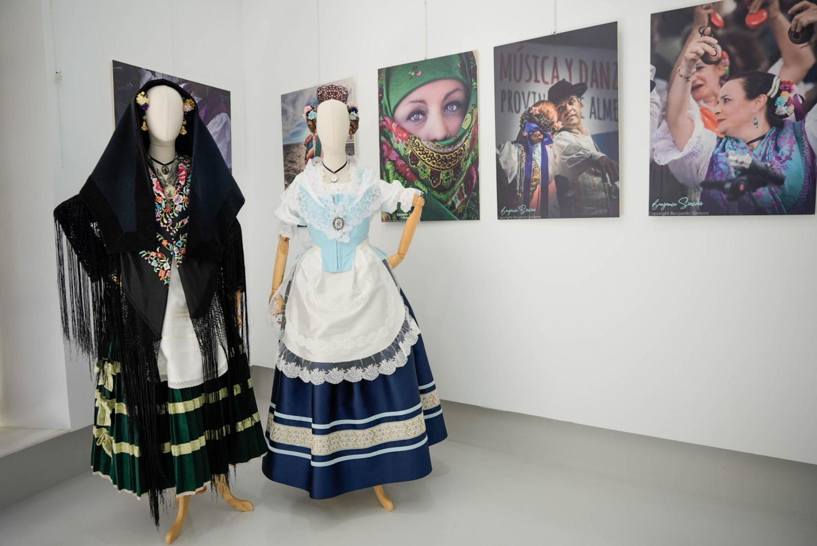 Las mejores imágenes de la exposición "Almería viste de historia su feria"
