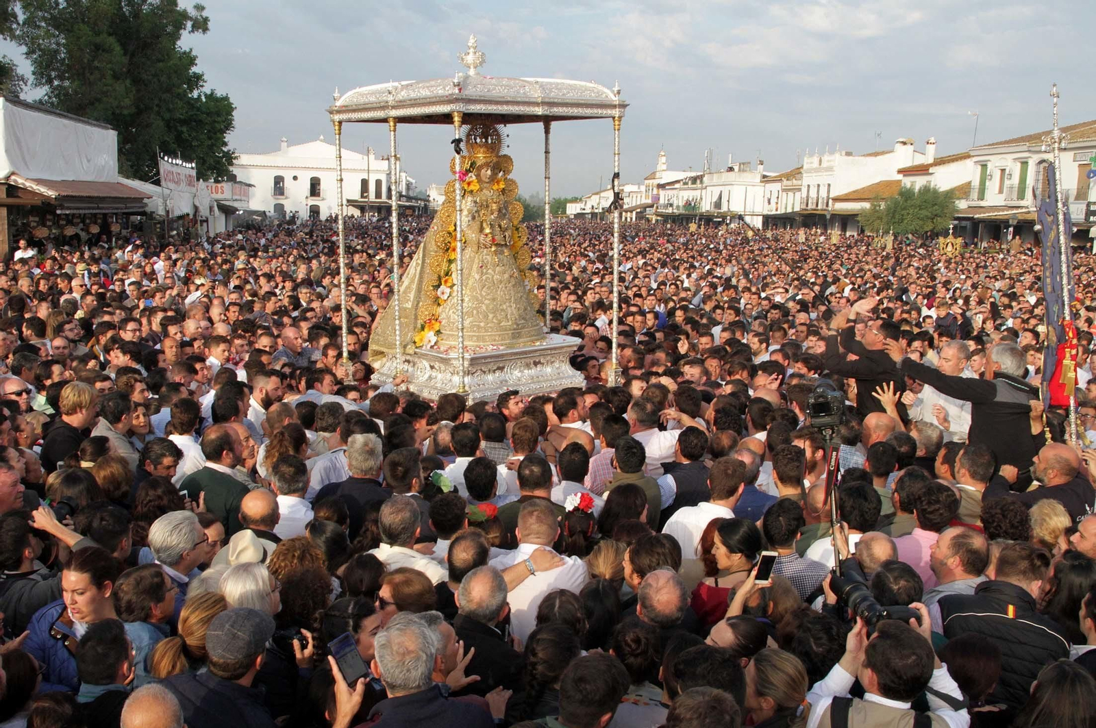 Las imágenes de la procesión de la Virgen del Rocío por la aldea en el Lunes de Pentecostés