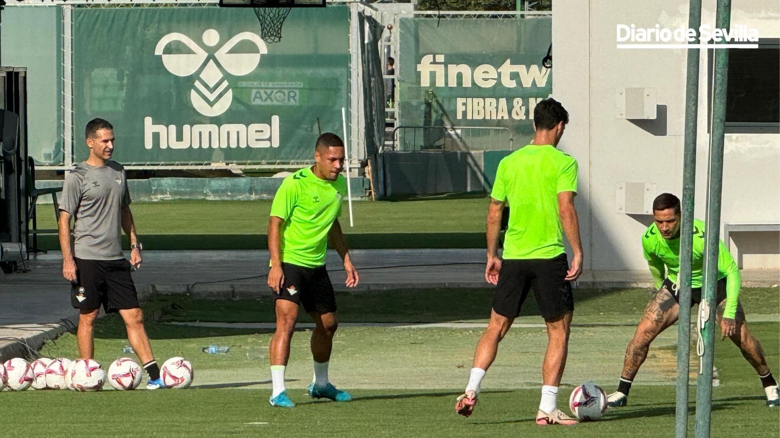 Vitor Roque en uno de los rondos del entrenamiento del Betis