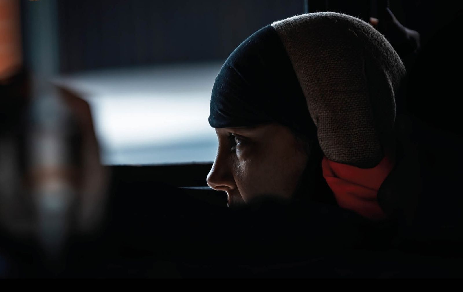Una mujer lleva un paso a costal, sirviendo de portada de este libro