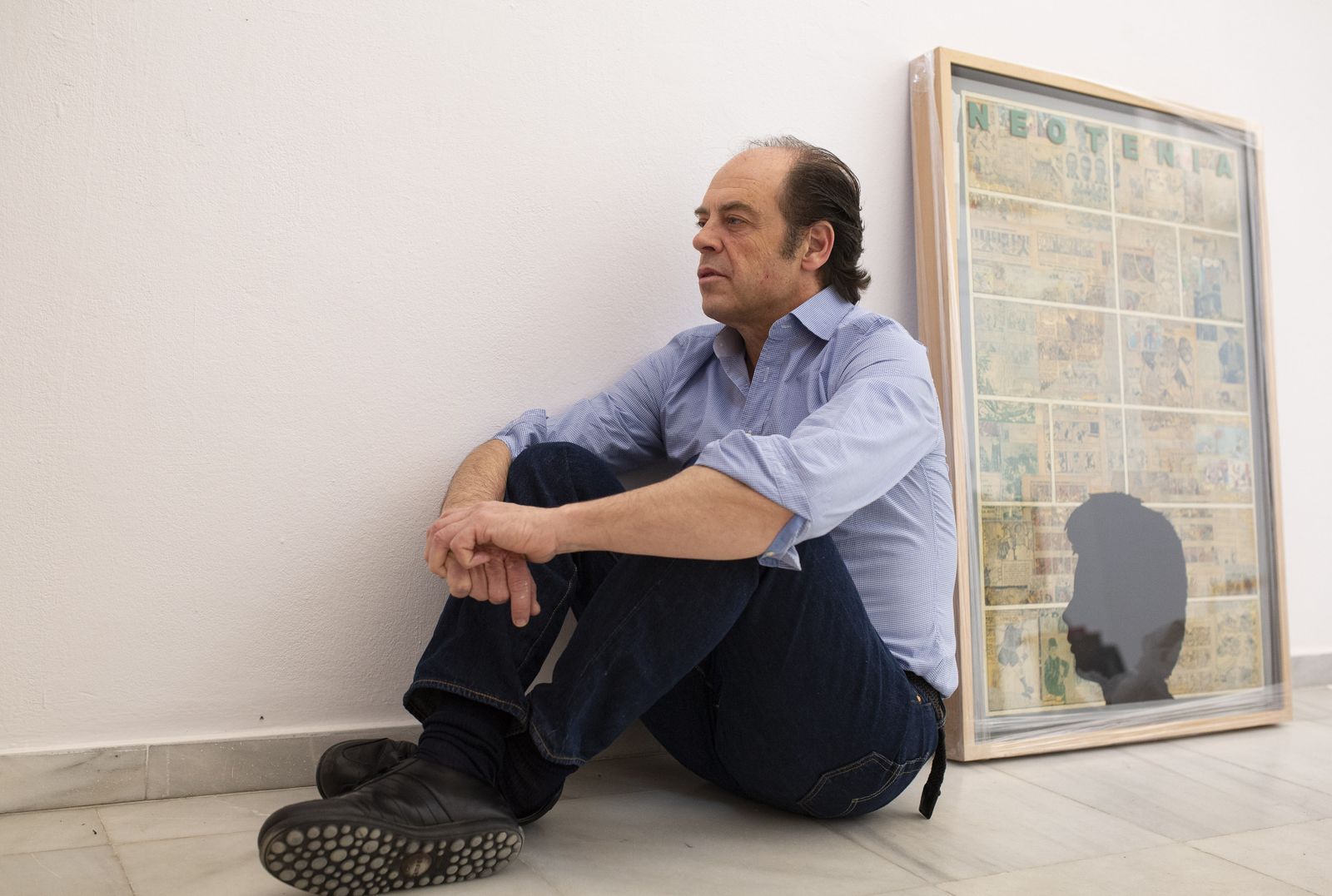 Ricardo Cadenas (Sevilla, 1960) posa junto al cuadro 'Neotenia'.