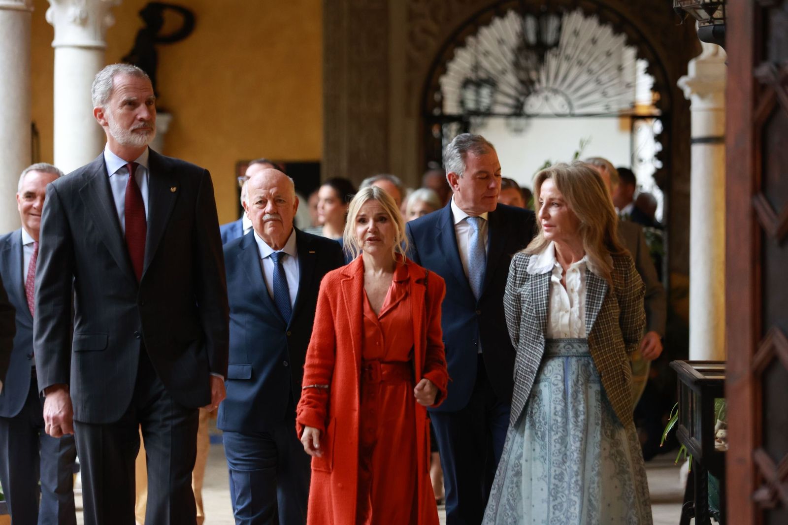 El Rey recorre la Casa de las Dueñas junto a la duquesa de Montoro y la comisaria de la exposición, acompañados, entre otros, del alcalde de Sevilla y el presidente del Parlamento andaluz.