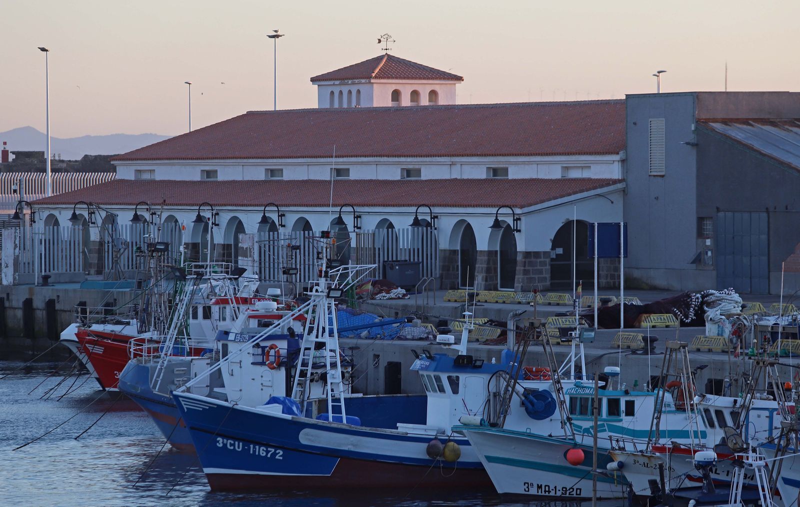 Buques pesqueros en el Puerto de Tarifa.