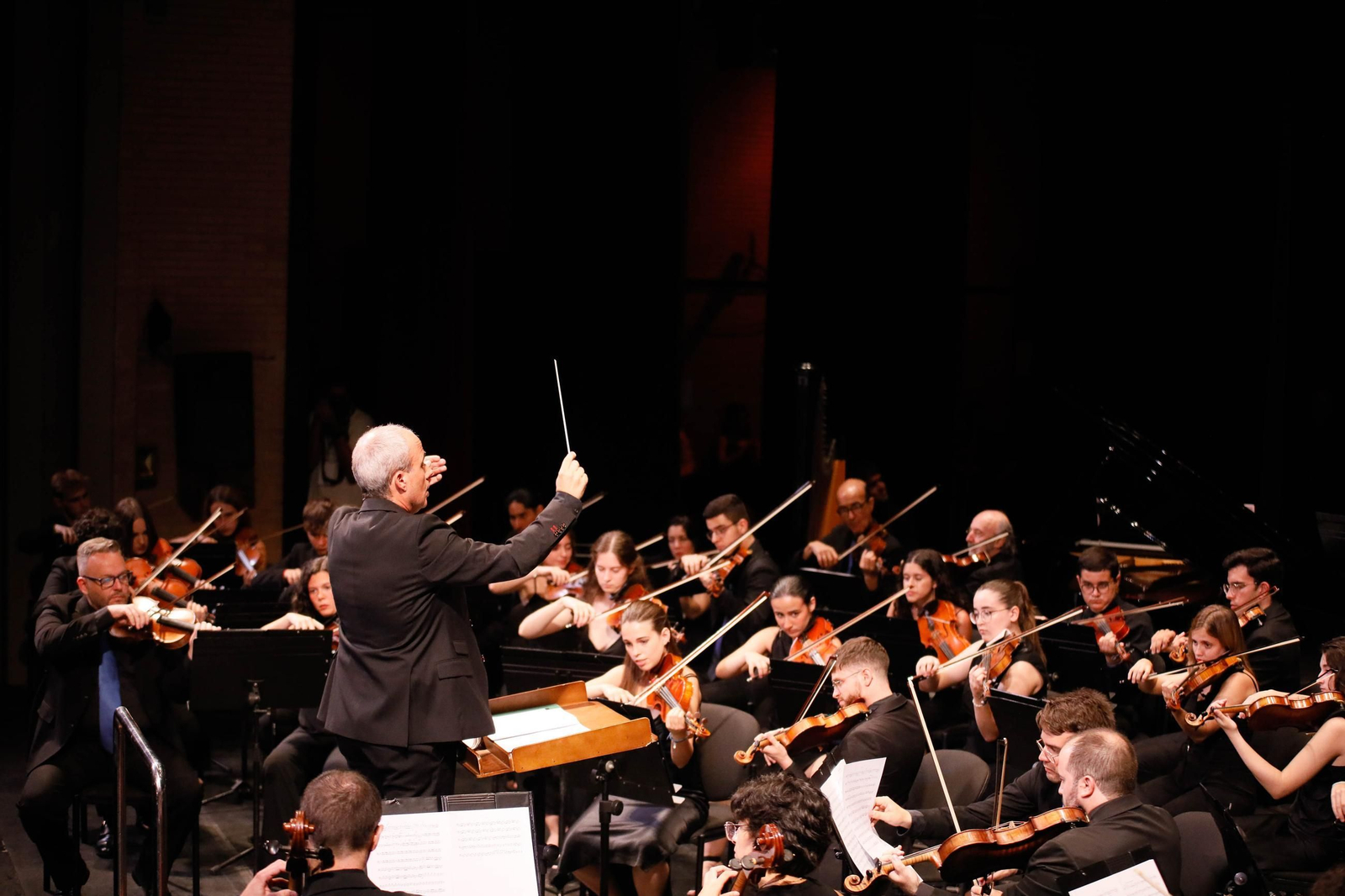 La Orquesta de la UAL dirigida por Juan José Navarro en el Auditorio Maestro Padilla.