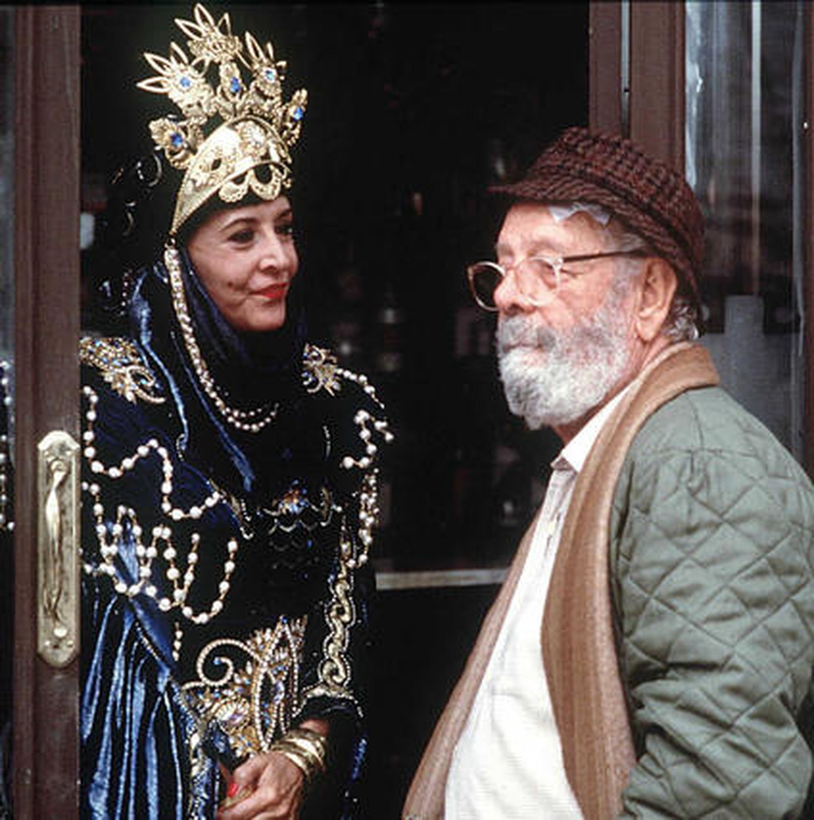 Luis García Berlanga  conversa con la actriz Concha Velasco durante el rodaje de 'París-Tombuctú'. / EFE