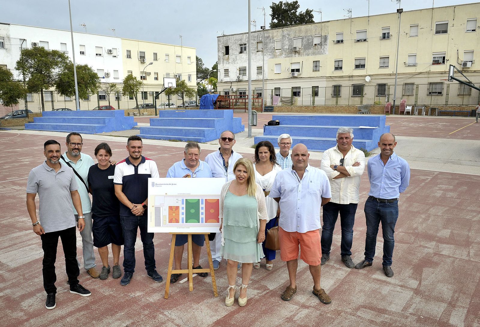 Mamen Sánchez, con los vecinos de La Asunción.