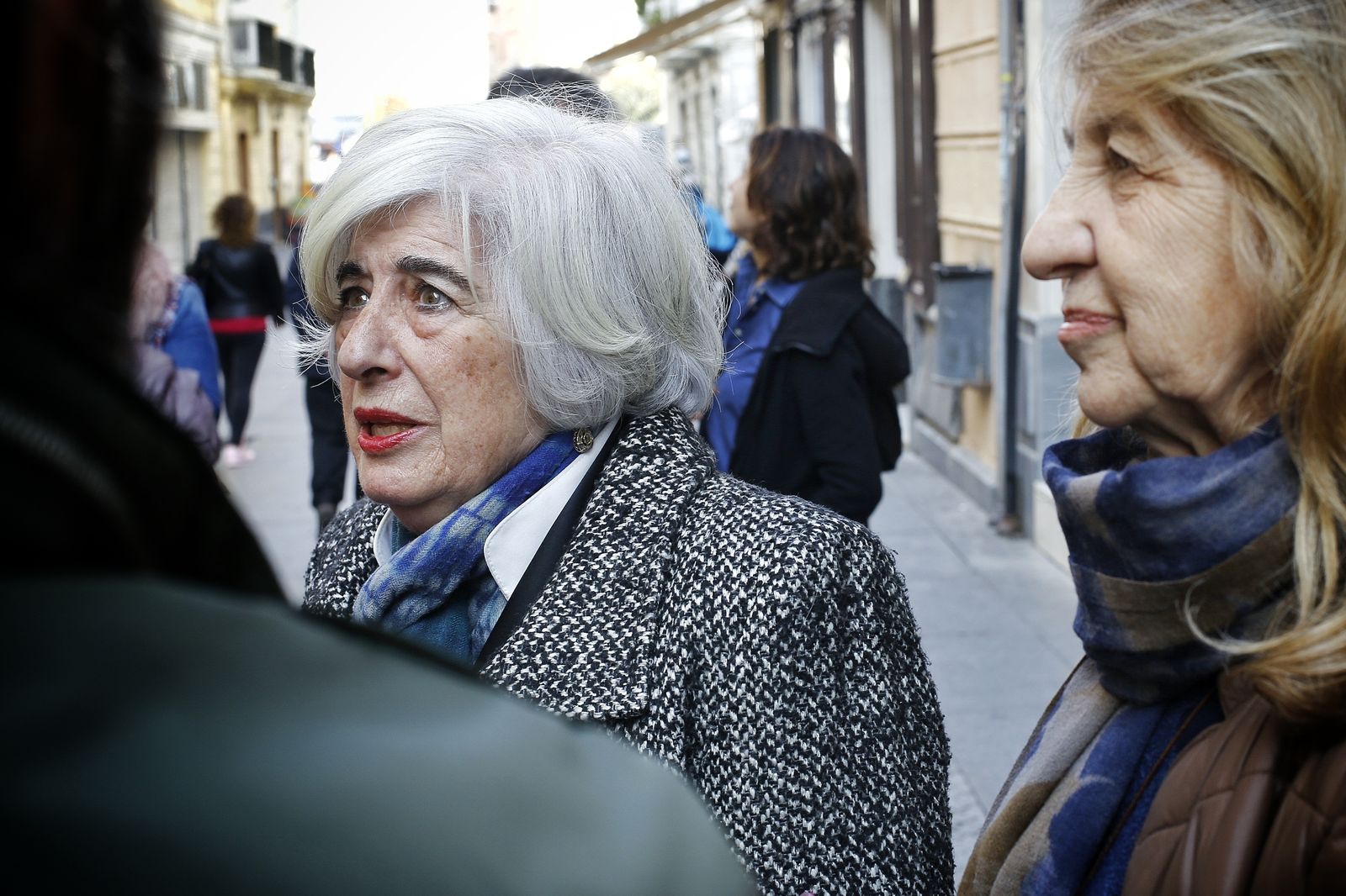 Francisca Sauquillo y Ana María Ruiz Tagle, ante la sede de la APC.