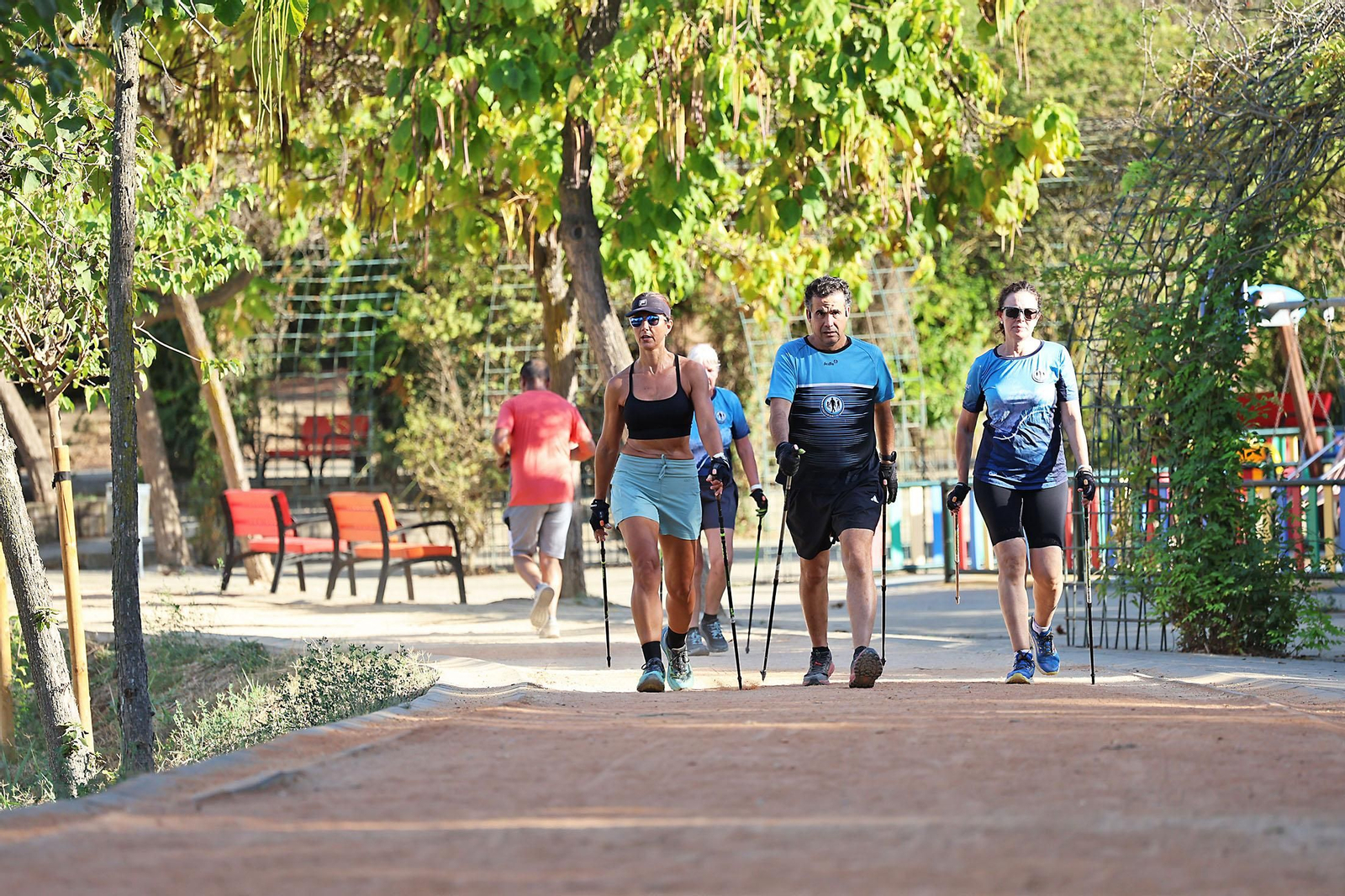 Imágenes de un entrenamiento de marcha nórdica del CD Multideportes