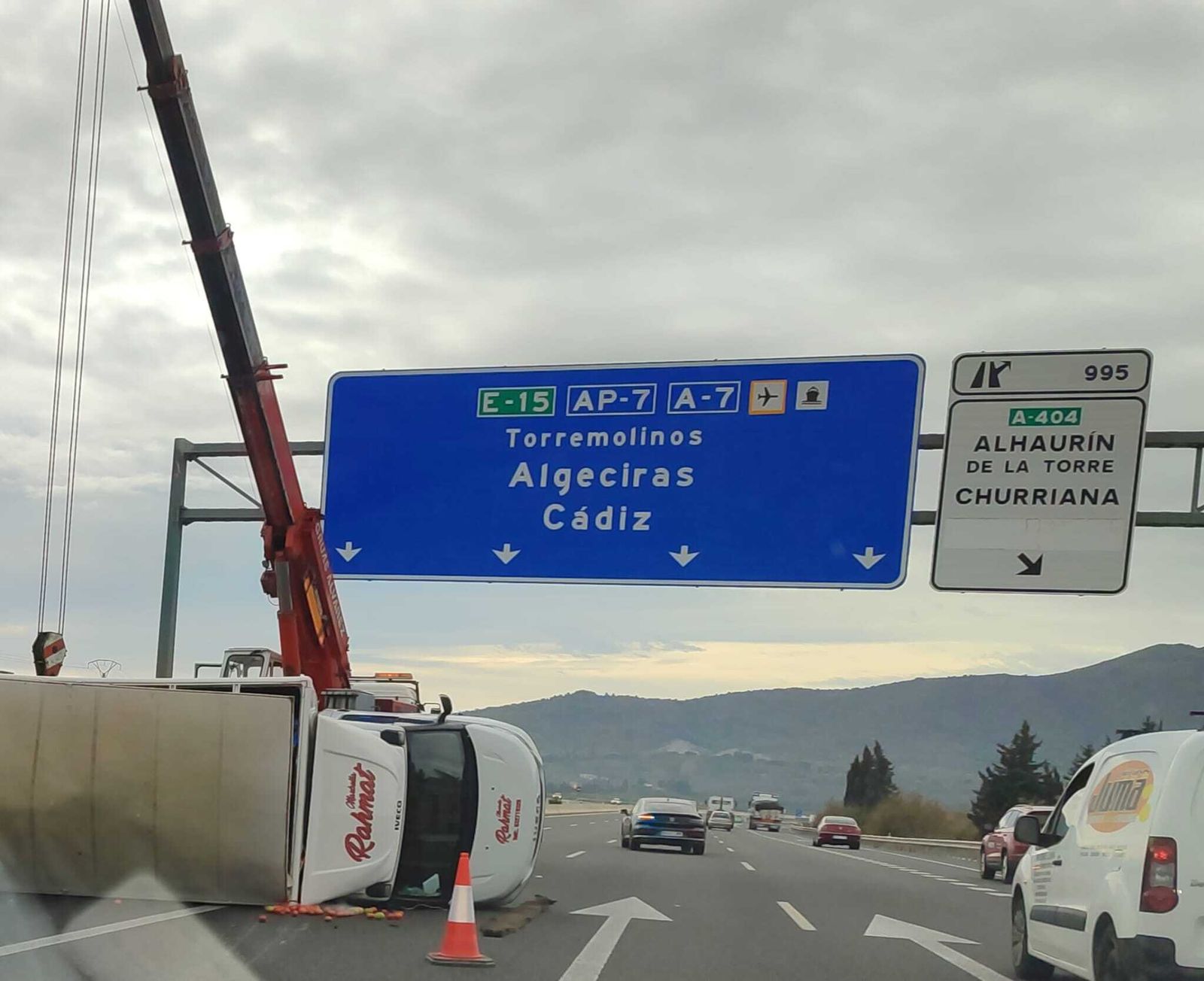 El camión que ha sufrido el accidente de tráfico en la A-7