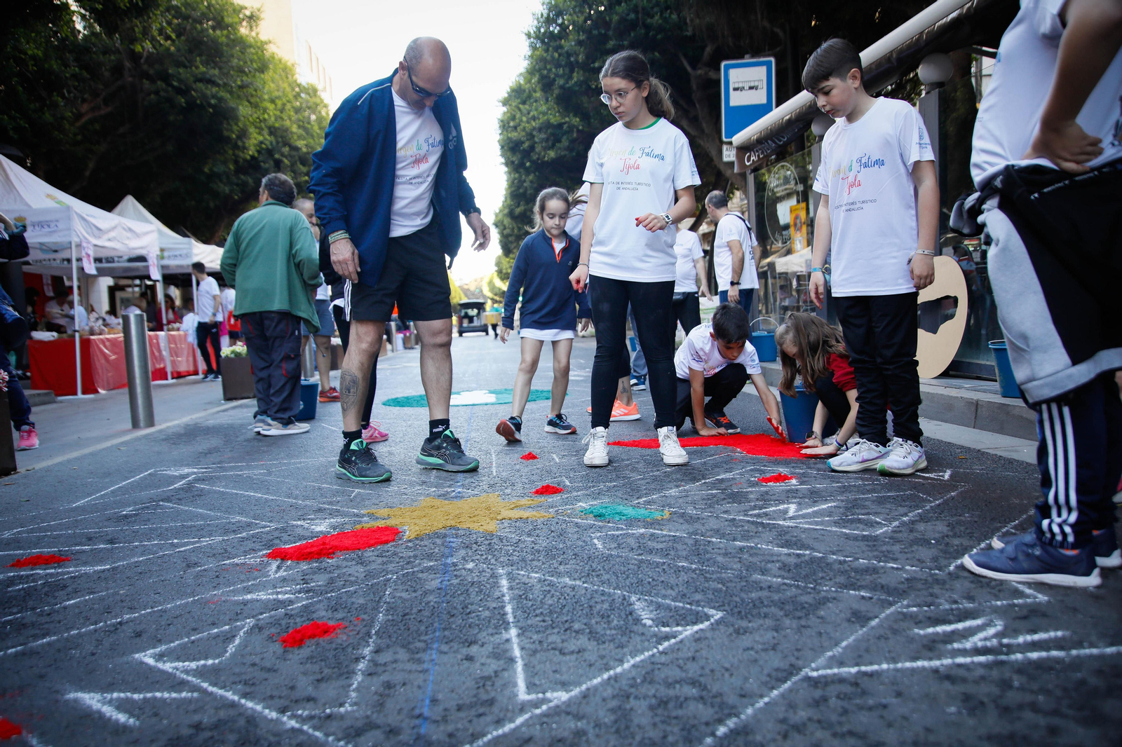 Así es la alfombra de serrín de 60 metros en el Paseo de Almería, en imágenes.