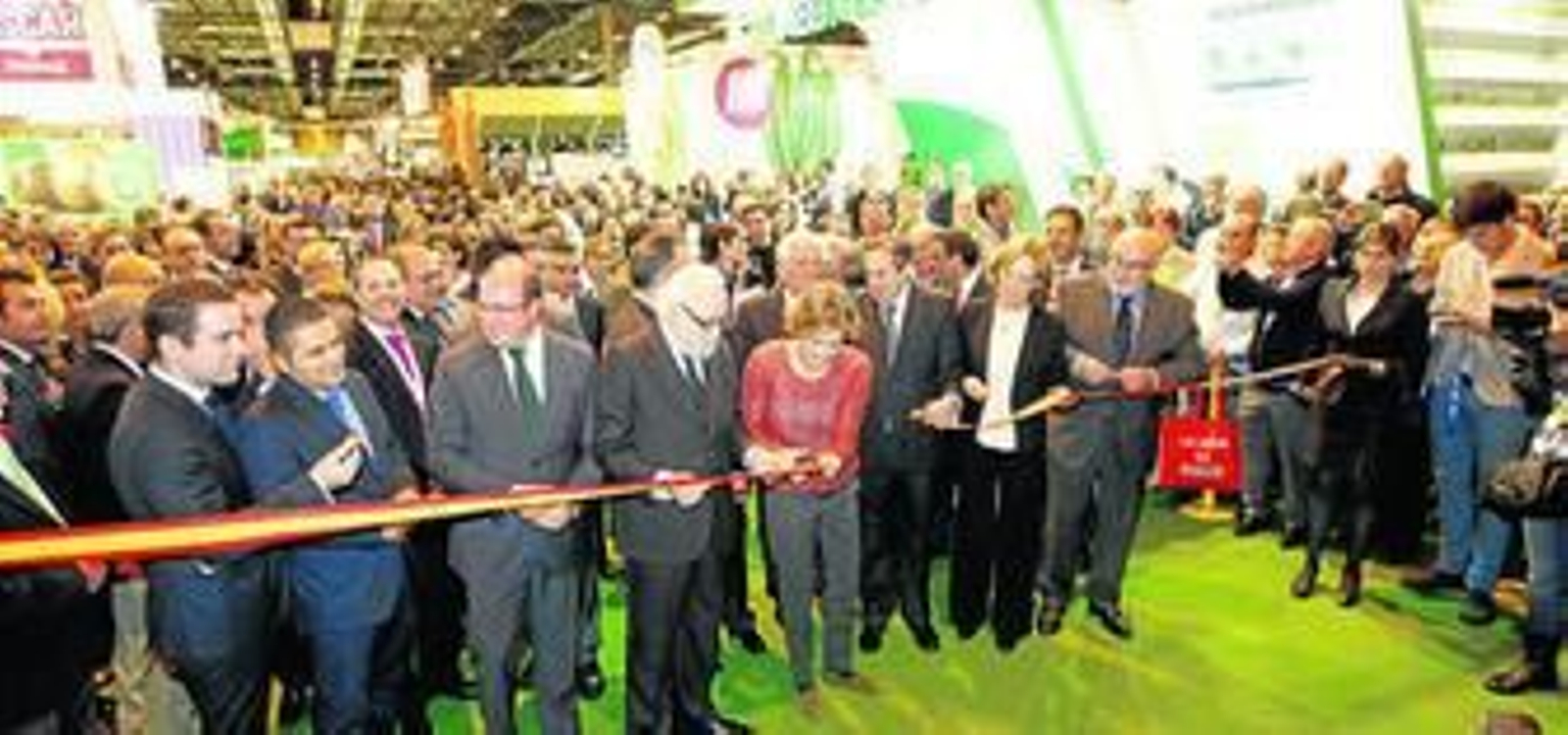 Isabel García Tejerina, ministra de Agricultura, durante el corte inaugural de la Feria Internacional de las Frutas y Hortalizas.