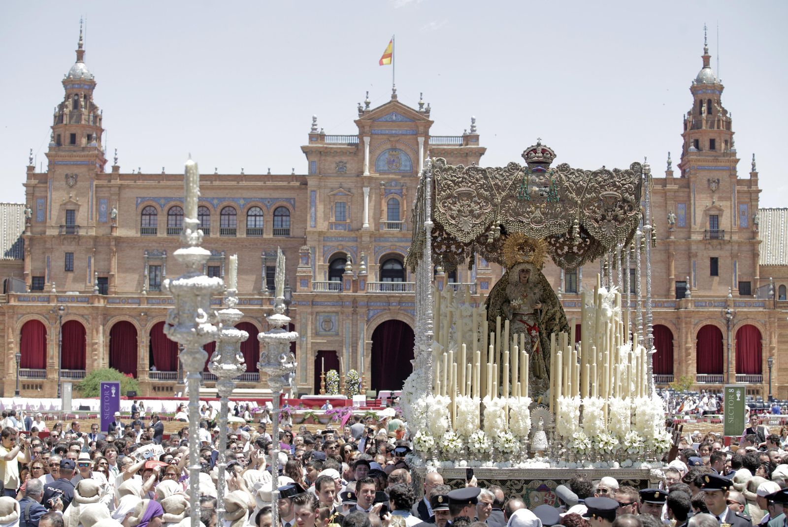 La Virgen de la Esperanza con el manto de la coronación en su 50 aniversario.