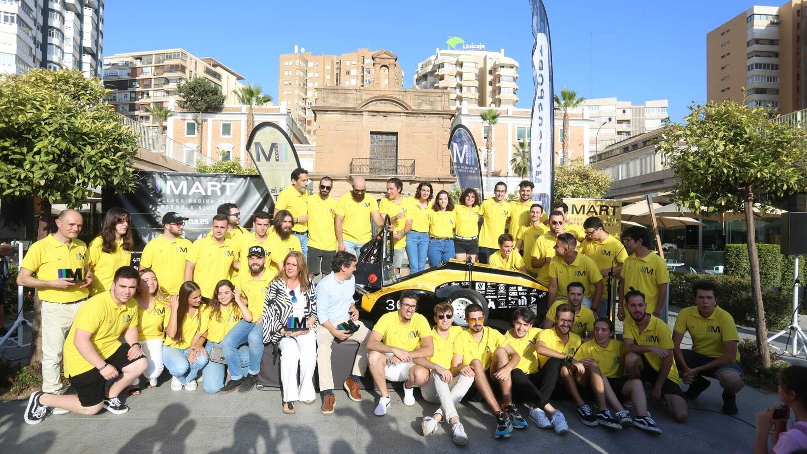 El equipo con el coche en el Muelle 1