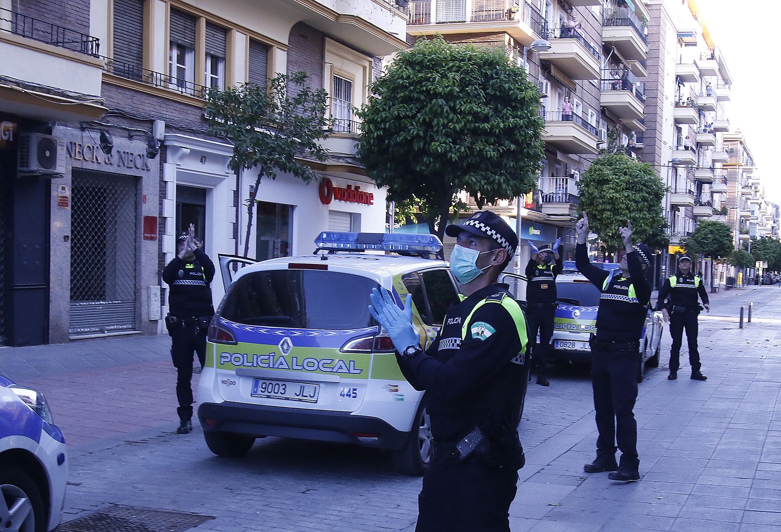 Controles de la Guardia Civil y Policía Local agradeciendo aplausos