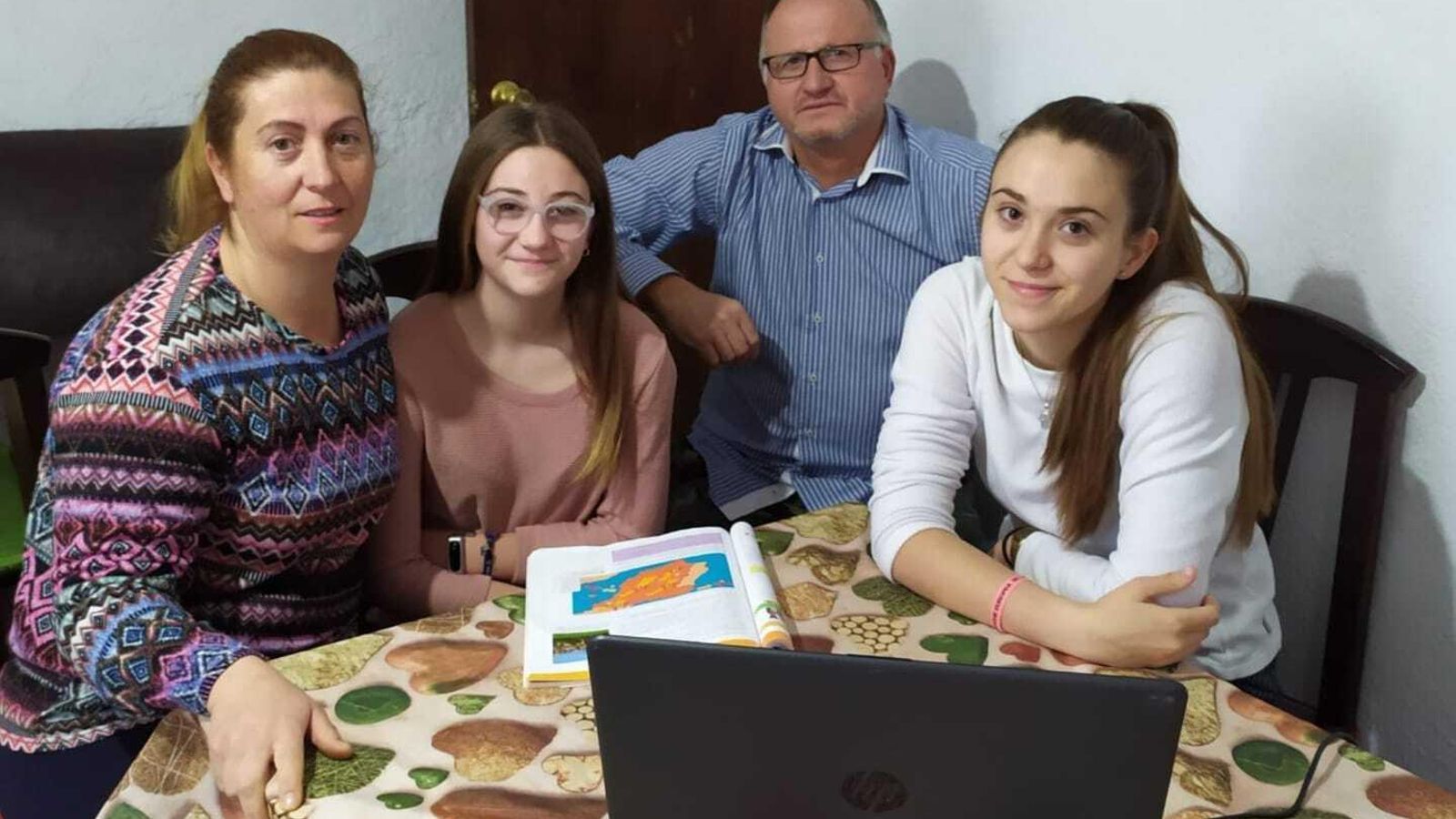 José López Nieto, trabajador de la limpieza de residuos en Turrillas y exalcalde del municipio, junto a su familia durante el confinamiento