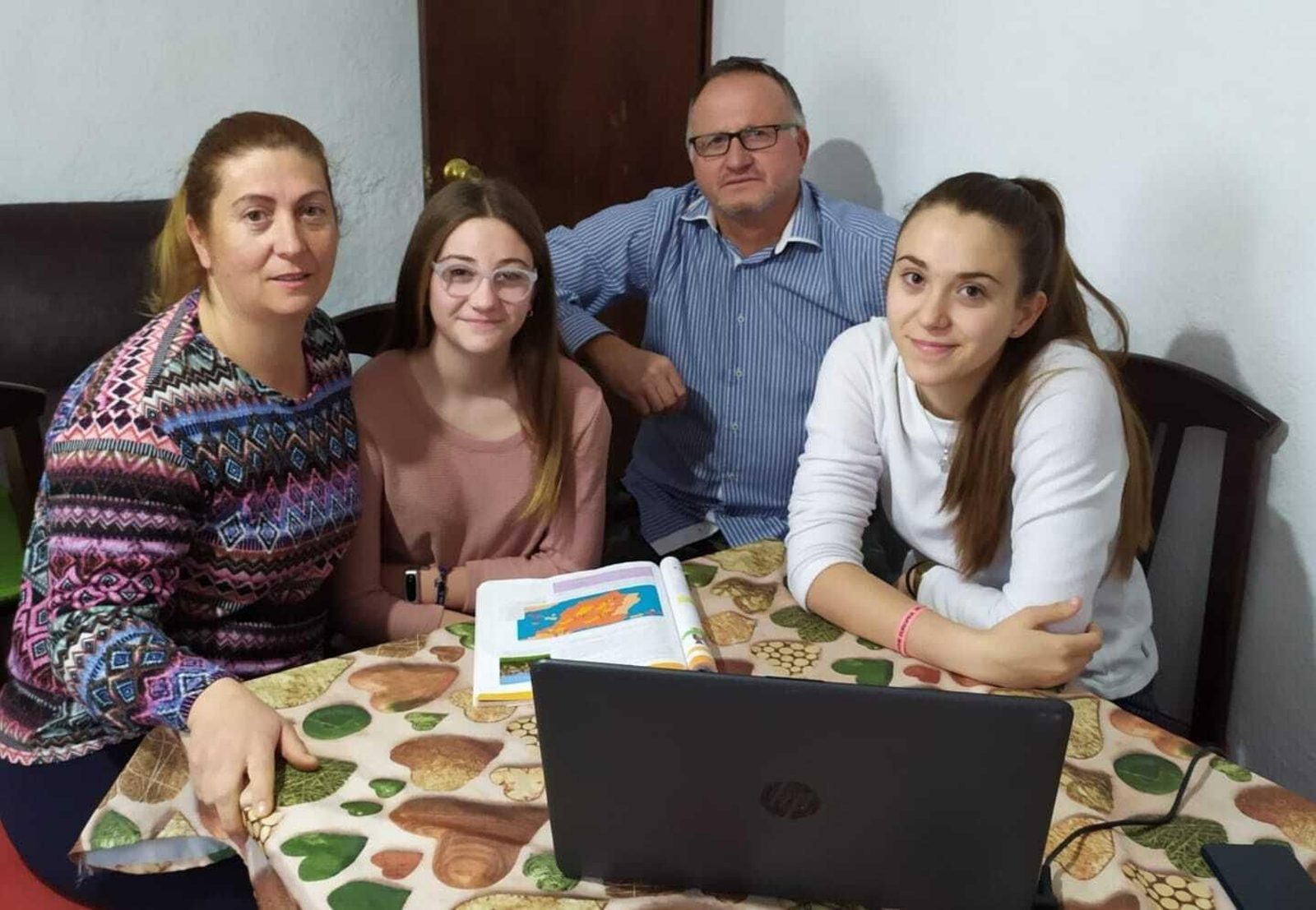 José López Nieto, trabajador de la limpieza de residuos en Turrillas y exalcalde del municipio, junto a su familia durante el confinamiento