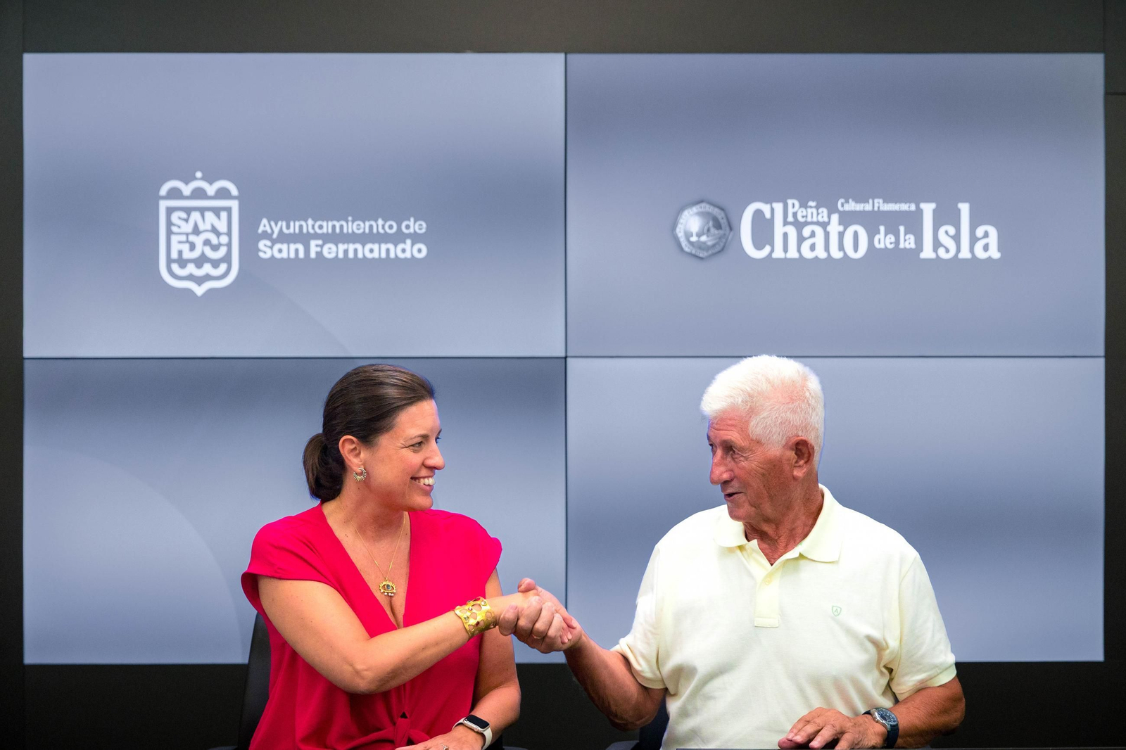 La alcaldesa de San Fernando, Patricia Cavada, firma el convenio de colaboración con el presidente de la peña flamenca Chato de la Isla, Antonio Romero