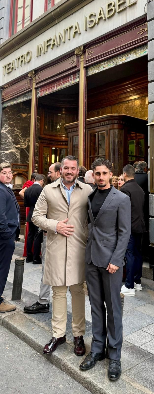Paterna de Rivera celebra el triunfo cultural de su joven artista Lucano Fernández en los Premios Latino 2025