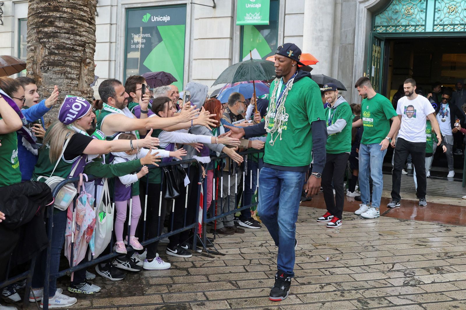 El Unicaja celebra en las calles de Málaga el título de la BCL