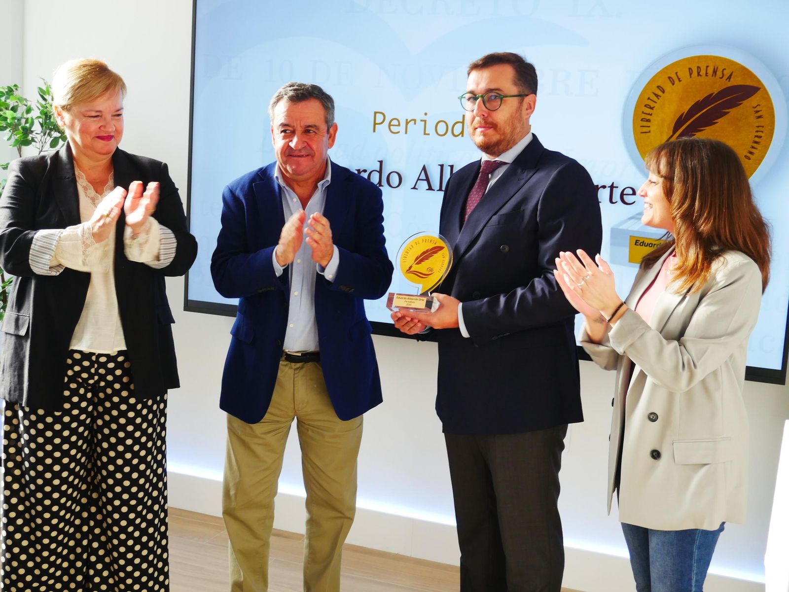 Albarrán recibe el reconocimiento de manos de José Loaiza y en compañía de María José de Alba y Carmen Roa.