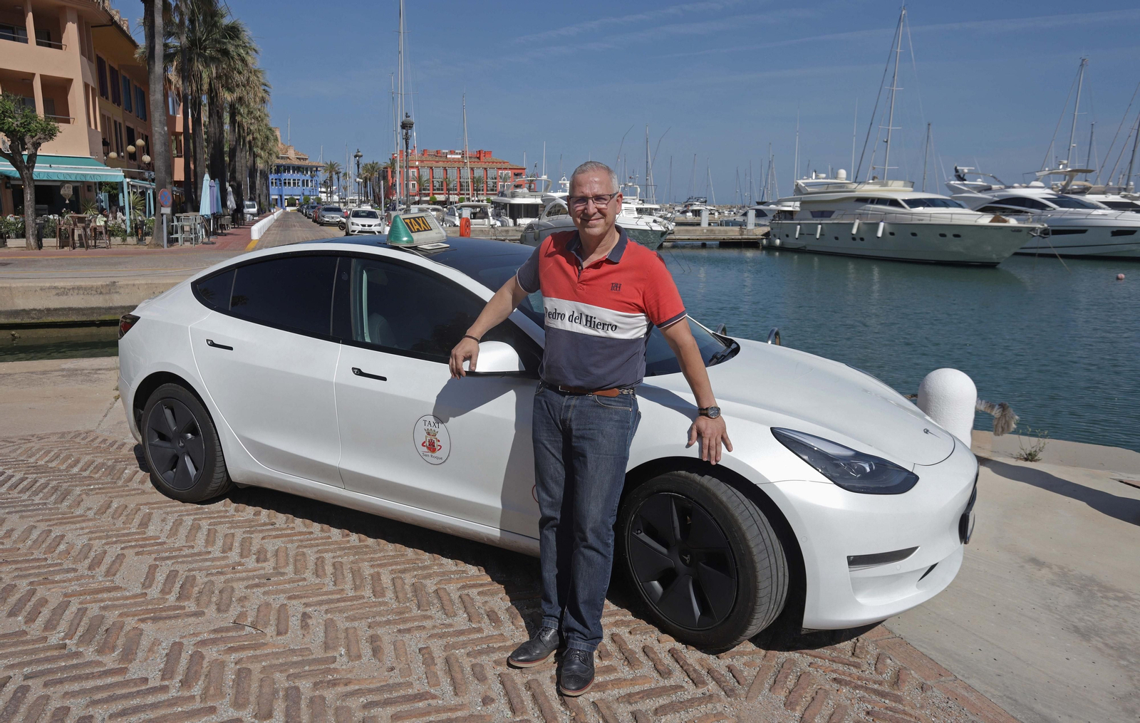 Juan Carlos Santos, con su taxi Tesla en Sotogrande.