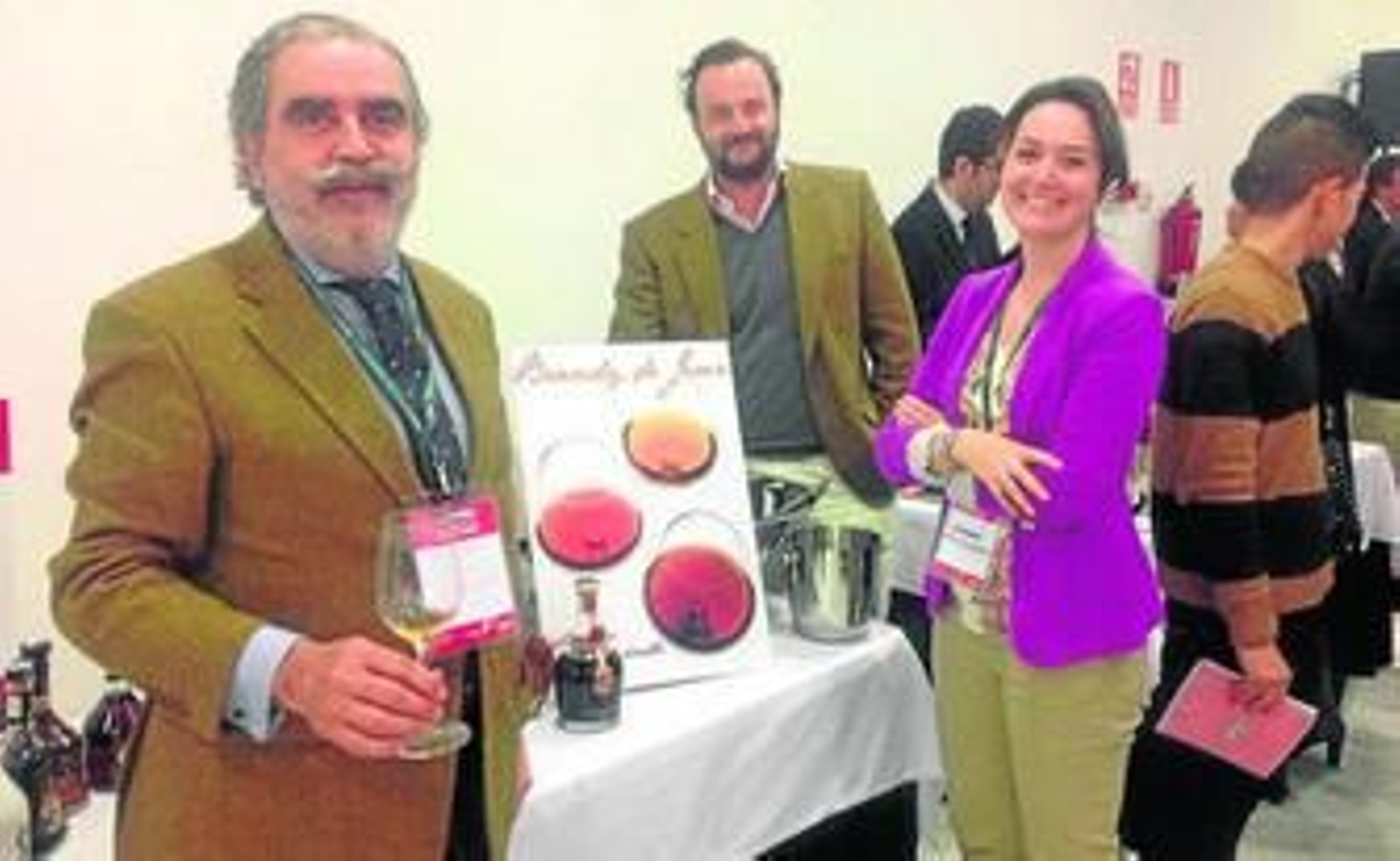 Evaristo Babé y personal del Consejo Regulador, durante el Salón en Madrid.