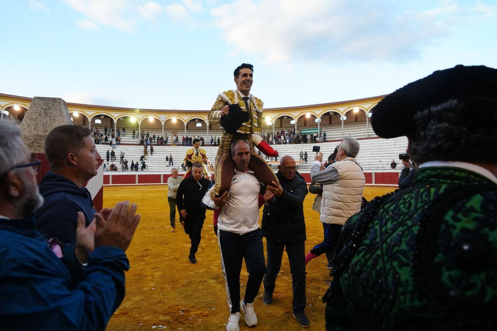La corrida de primavera con Talavante, Pablo Aguado y Juan Ortega en Pozoblanco, en imágenes