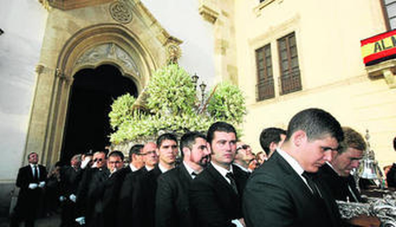 El trono de la Virgen portada por 68 horquilleros tras salir del Santuario.