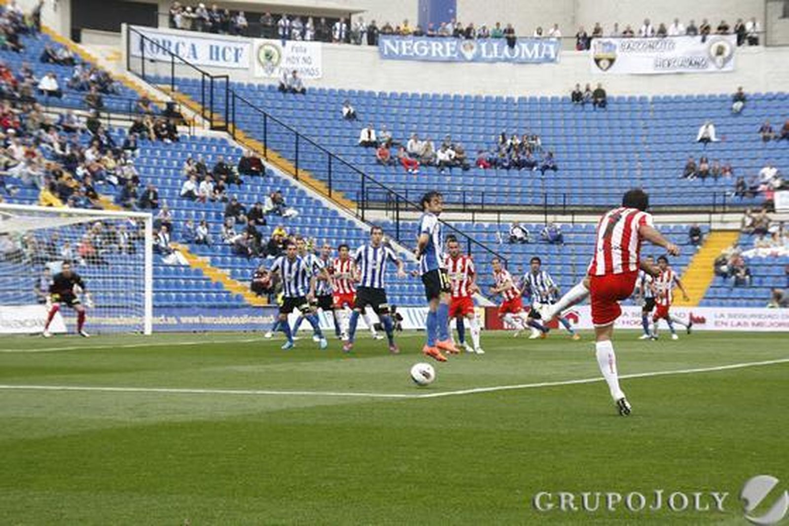 El Almería se lleva un punto del Rico Pérez y se mantiene en la pelea por las plazas de promoción. 

Foto: Rafael Gonzalez