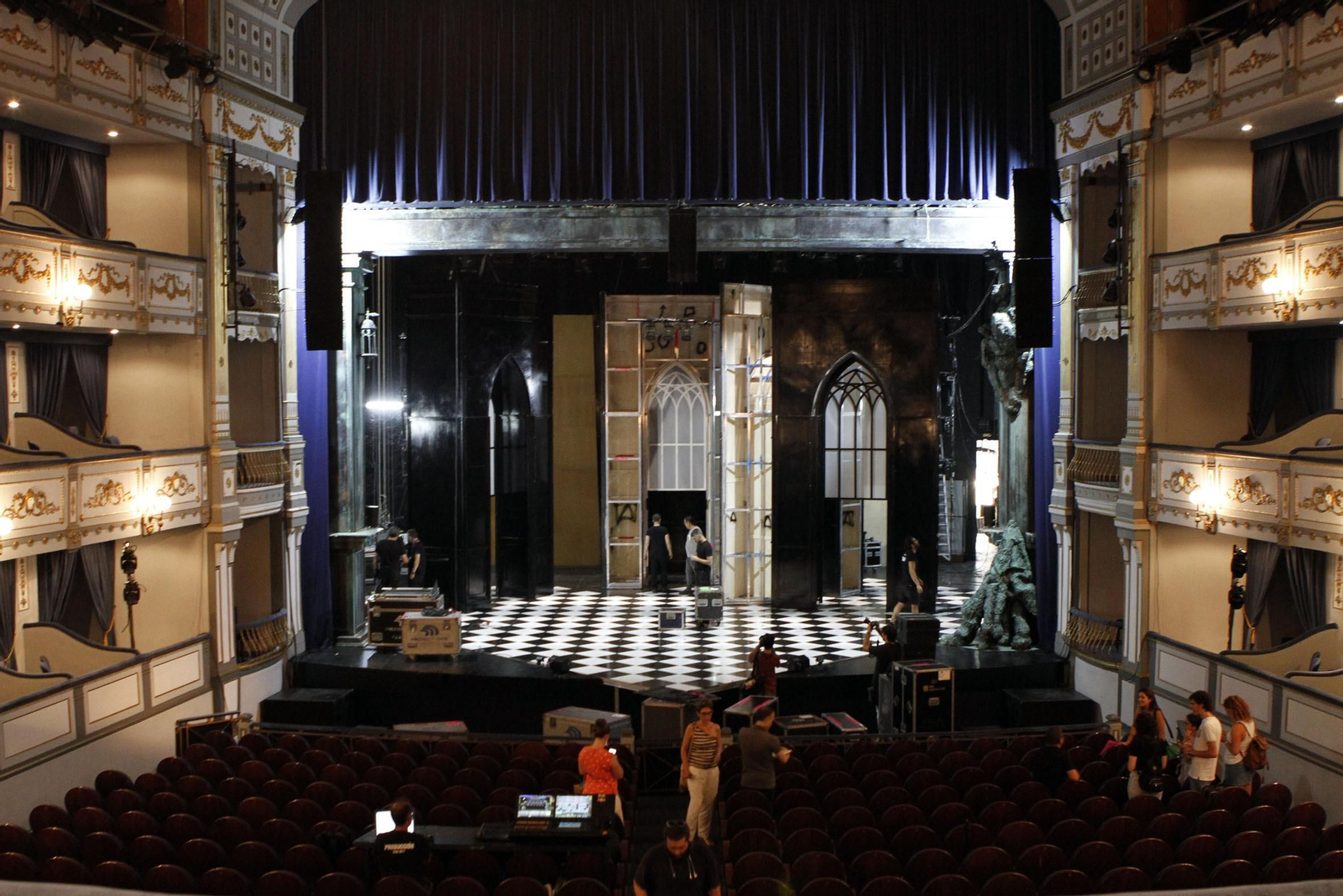 Técnicos montando el escenario de 'La Familia Addams' en el Teatro Cervantes.