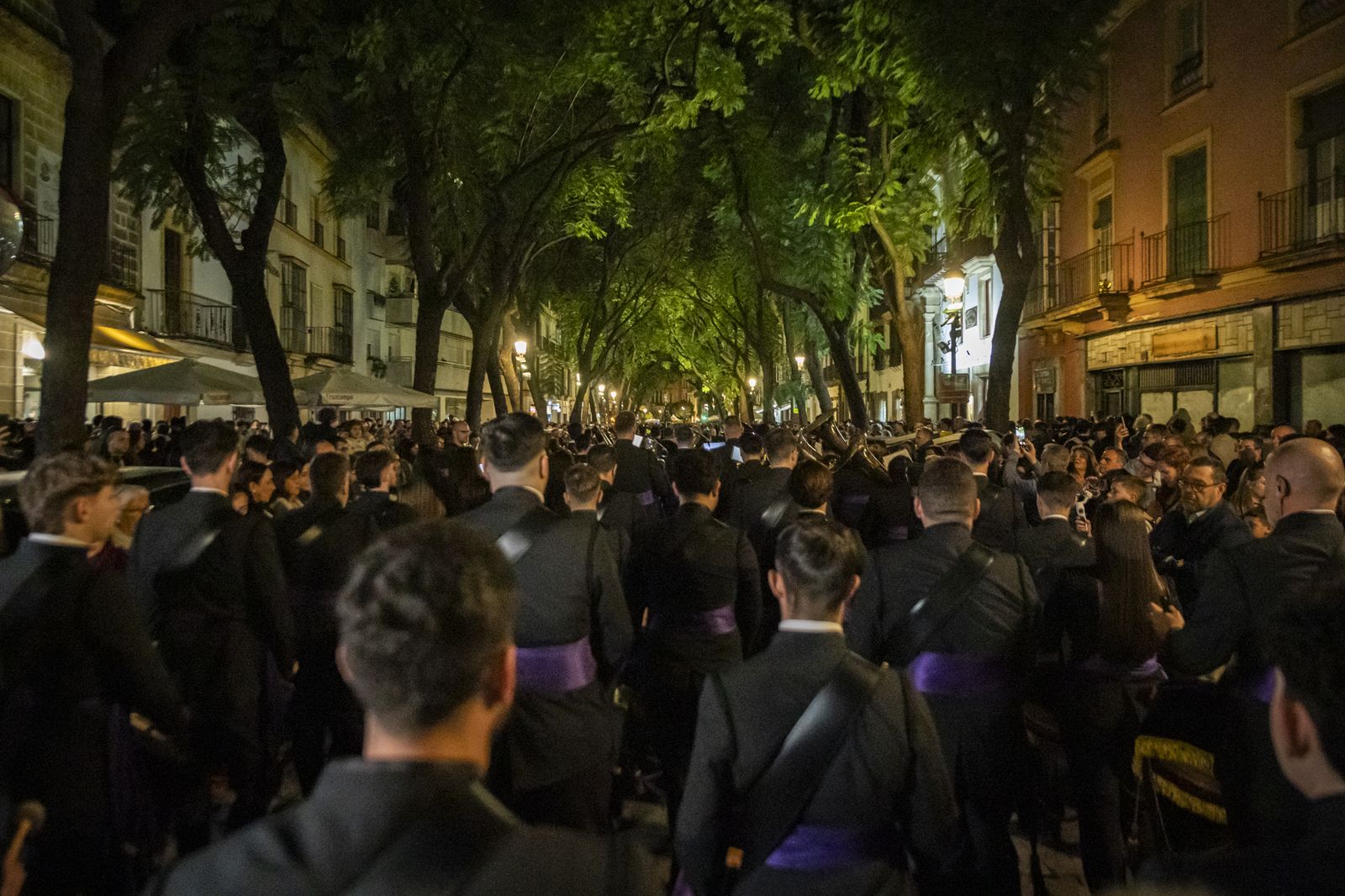 Multitudinario pasacalles de la Banda de las Cigarreras por el centro de Jerez