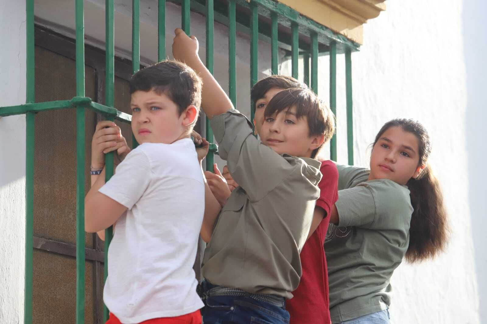 La Virgen del Rocío avanza por las calles de Almonte, en imágenes