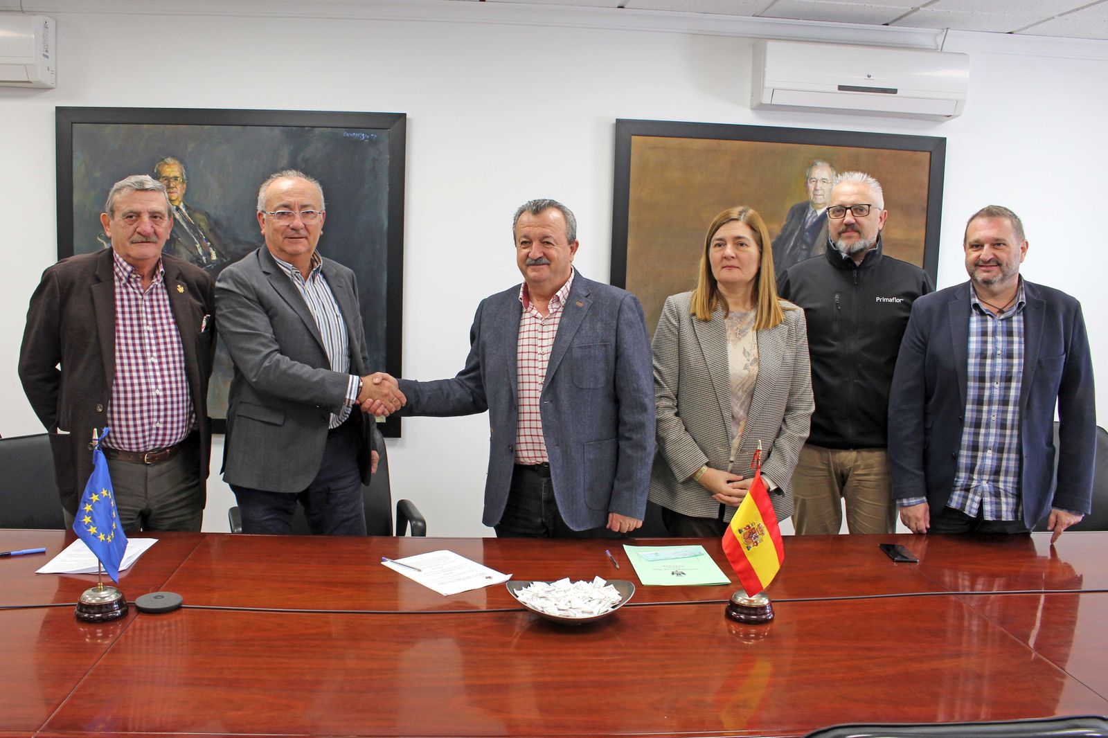 Acto de la firma en el que estuvieron presentes el alcalde de Pulpí, Juan Pedro García, acompañado de José Manuel Barceló, secretario general, Juan Bautista, concejal y teniente de alcalde. Por parte de Primaflor, asistía Antonia Belmonte y José Caparrós, ambos consejeros y representantes de la Fundación Primaflor, así como Eduardo Córdoba, director general de la empresa.
