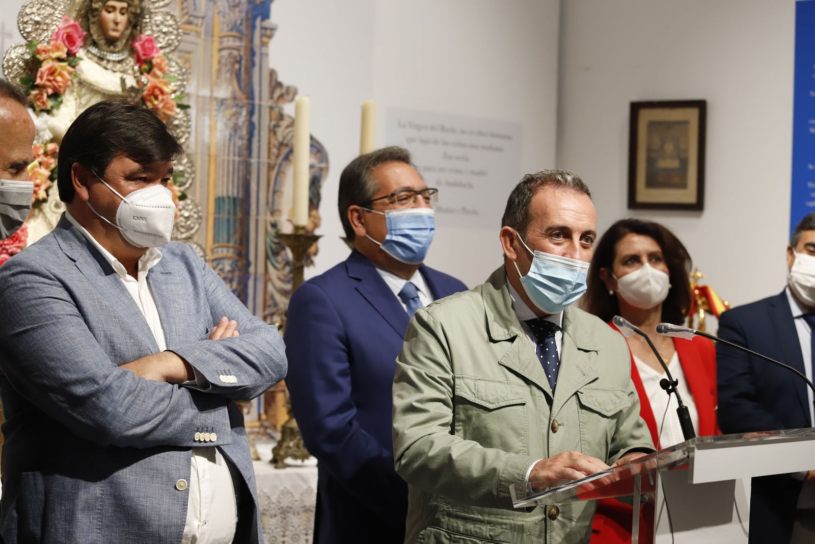 Imágenes de la inauguración de la exposición Regina Roris en la sala de la Fundación Cajasol 'El Comercial'