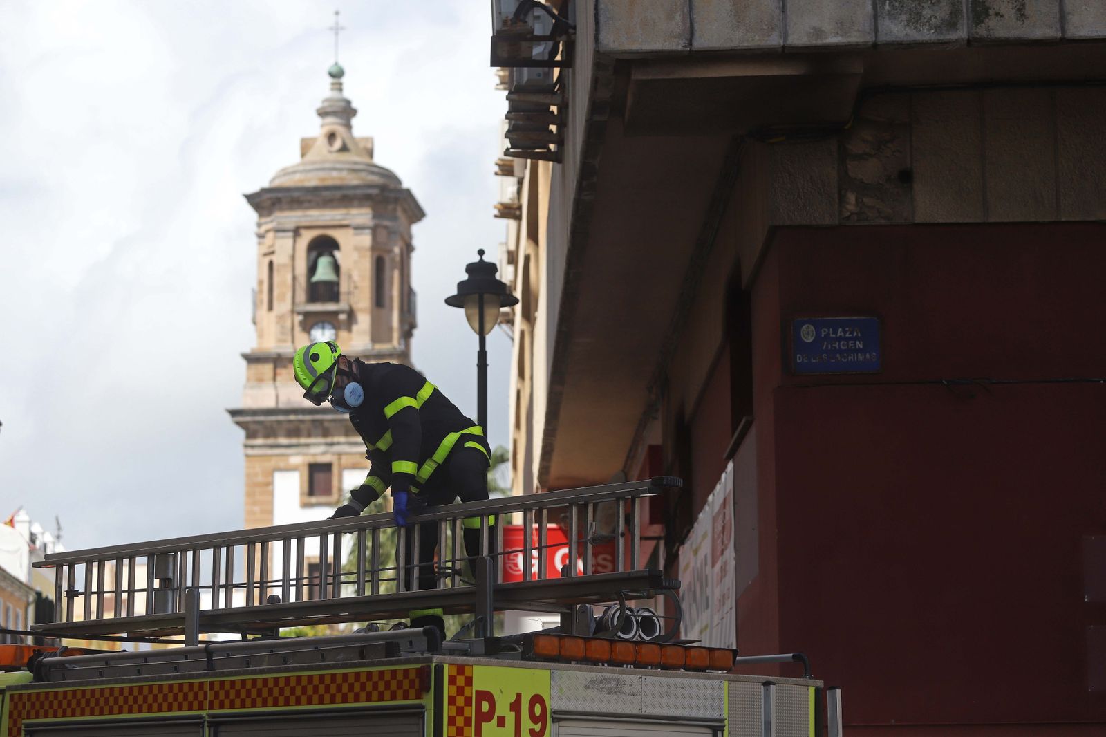 Un bombero de Algeciras en una intervención en el centro.