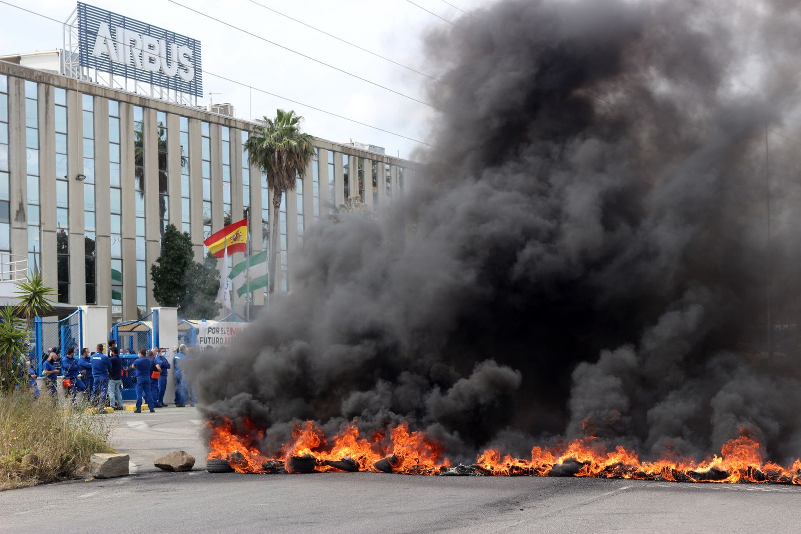Airbus protesta con una barricada en el acceso al polígono El Trocadero, este lunes