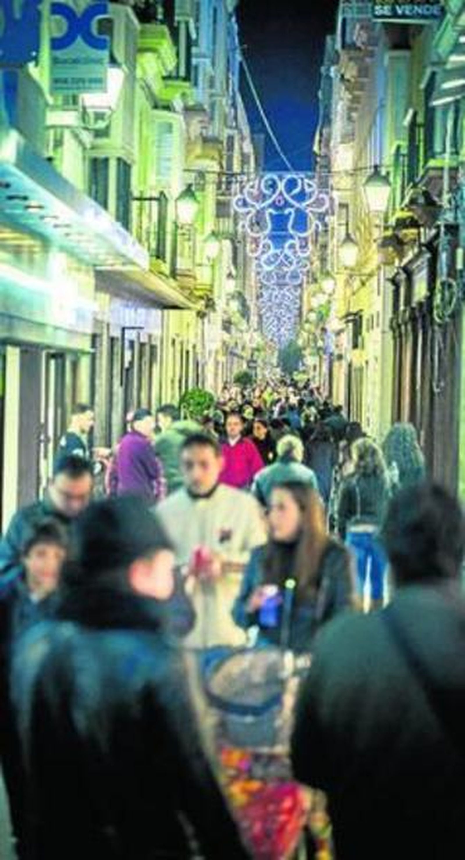 Ambiente de una calle comercial de la ciudad durante la pasada Navidad.
