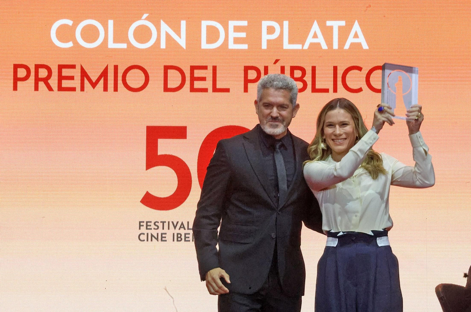 Marianna Brennand con el premio.