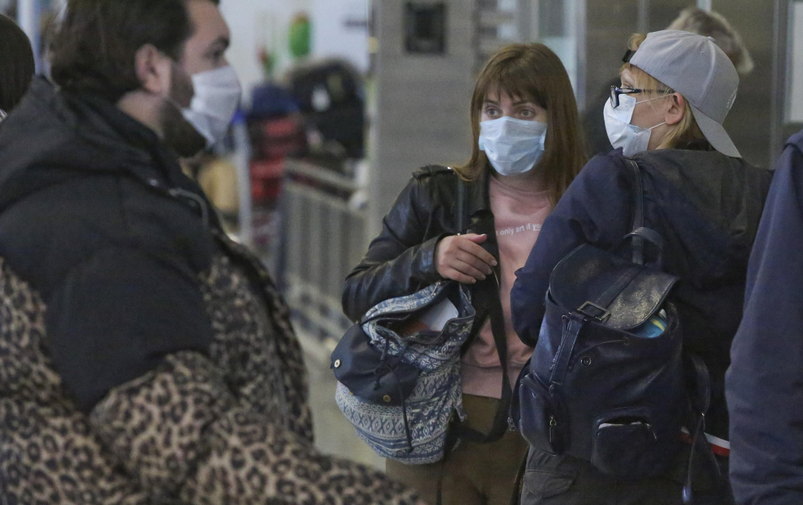 La cuarentena del coronavirus no frena el tráfico de pasajeros en el aeropuerto de Málaga, en fotos