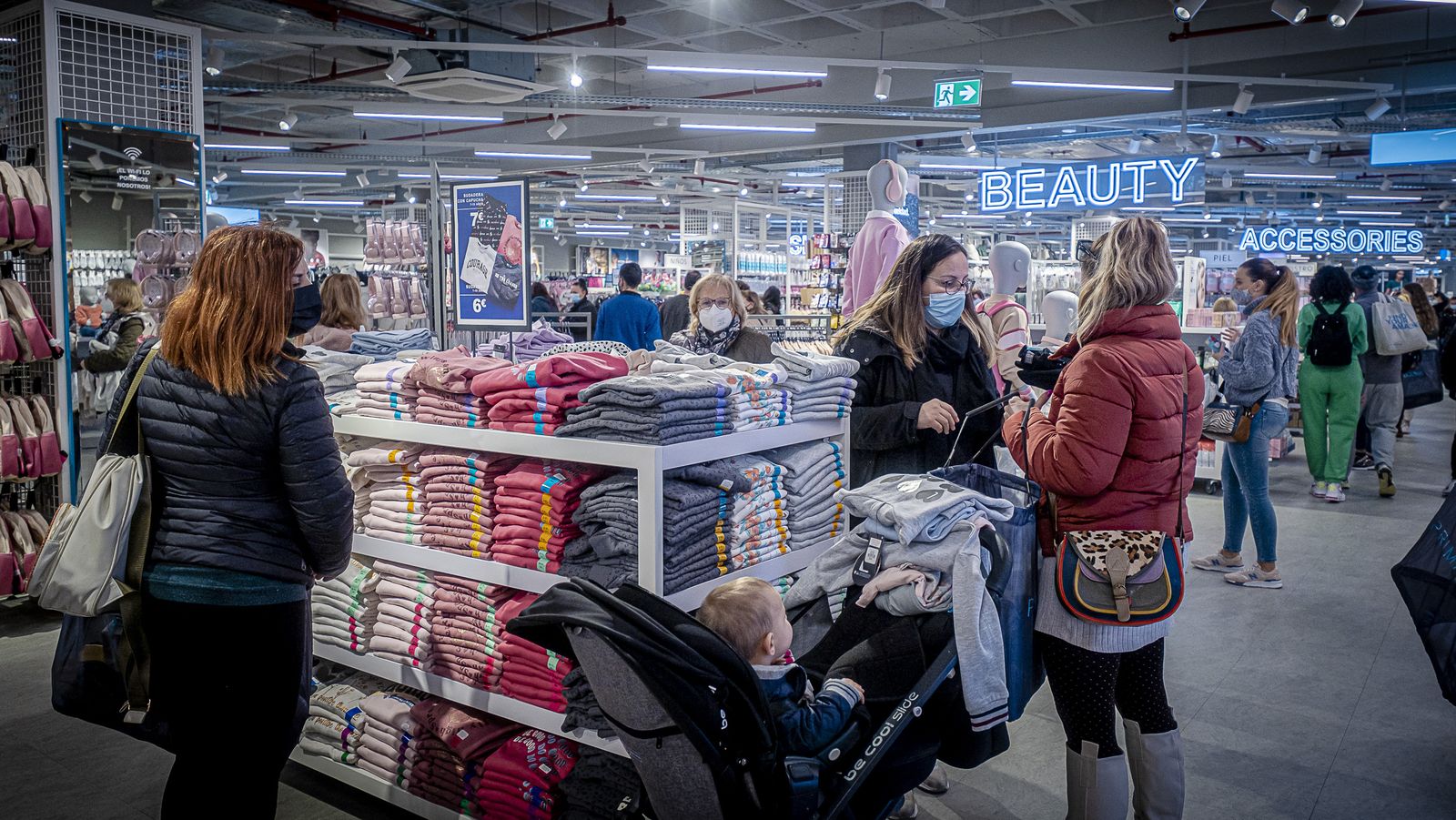 Interior de la tienda de Primark en Bahía Sur .