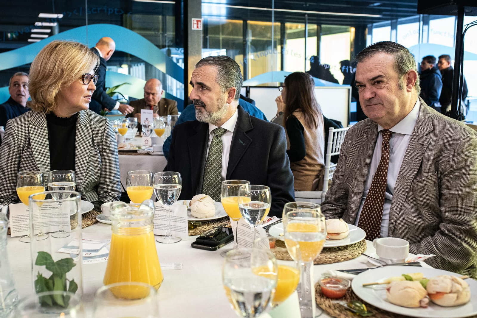 Imágenes de los invitados a la conferencia y desayuno-coloquio con Antonio Sanz en el Foro Joly Andalucía