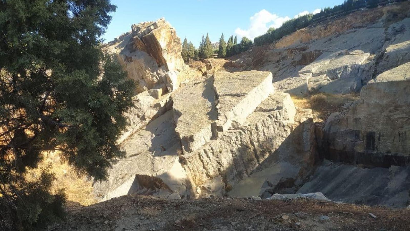 Antigua cantera de caliza de Sierra Elvira, roca ornamental utilizada en muchos monumentos históricos y en construcciones actuales.