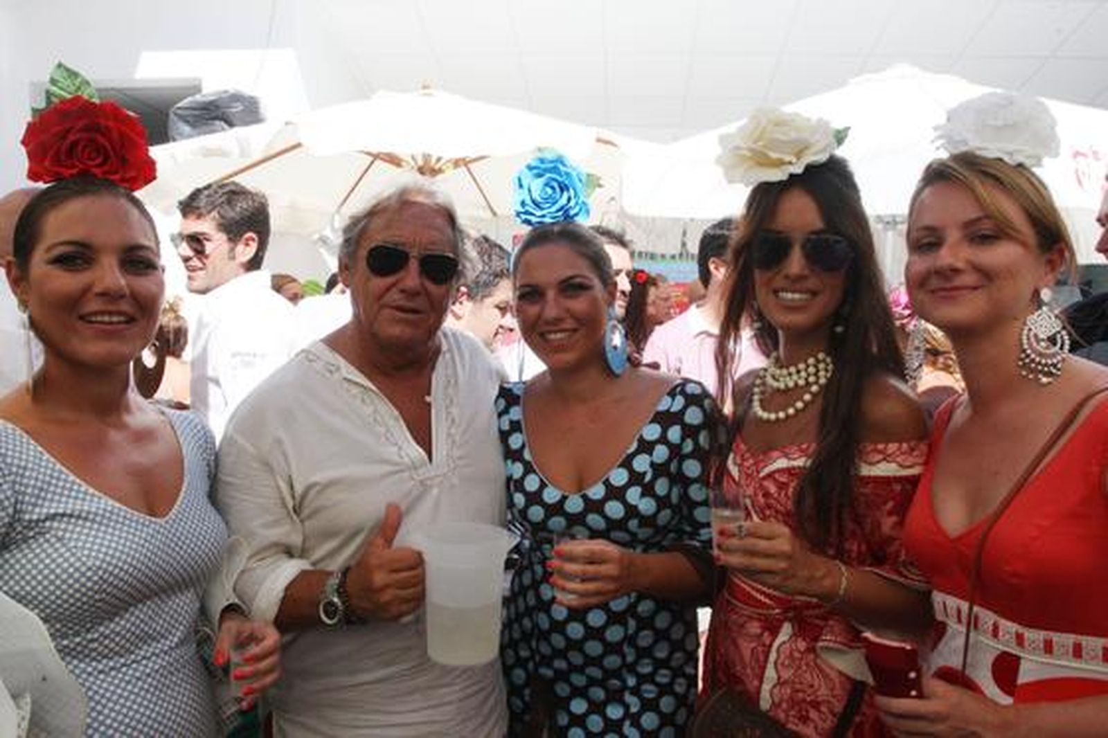 El artista Pepe Gallego, que actualmente expone en el Vogg, muy bien acompañado.

Foto: Paco Guerrero