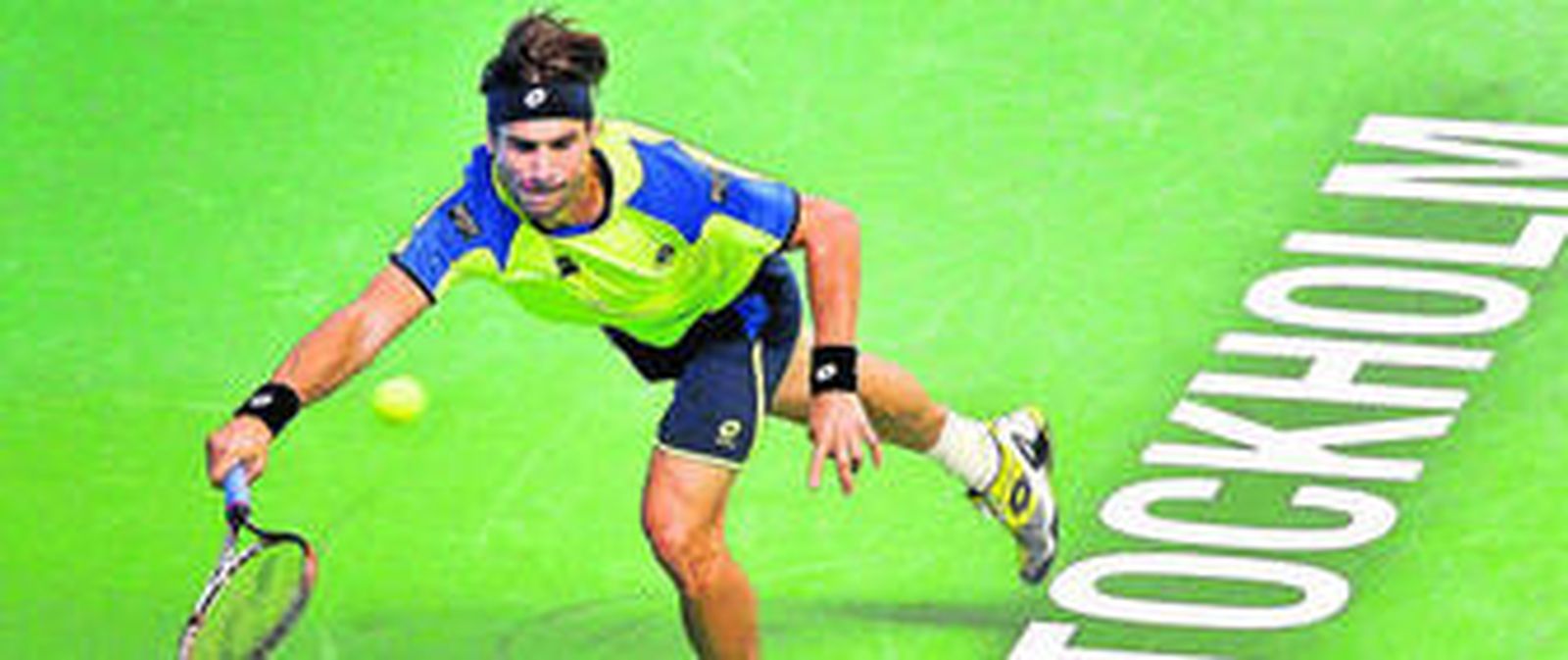 David Ferrer se afana de devolver la bola al letón Ernests Gulbis durante la semifinal del torneo de Estocolmo.