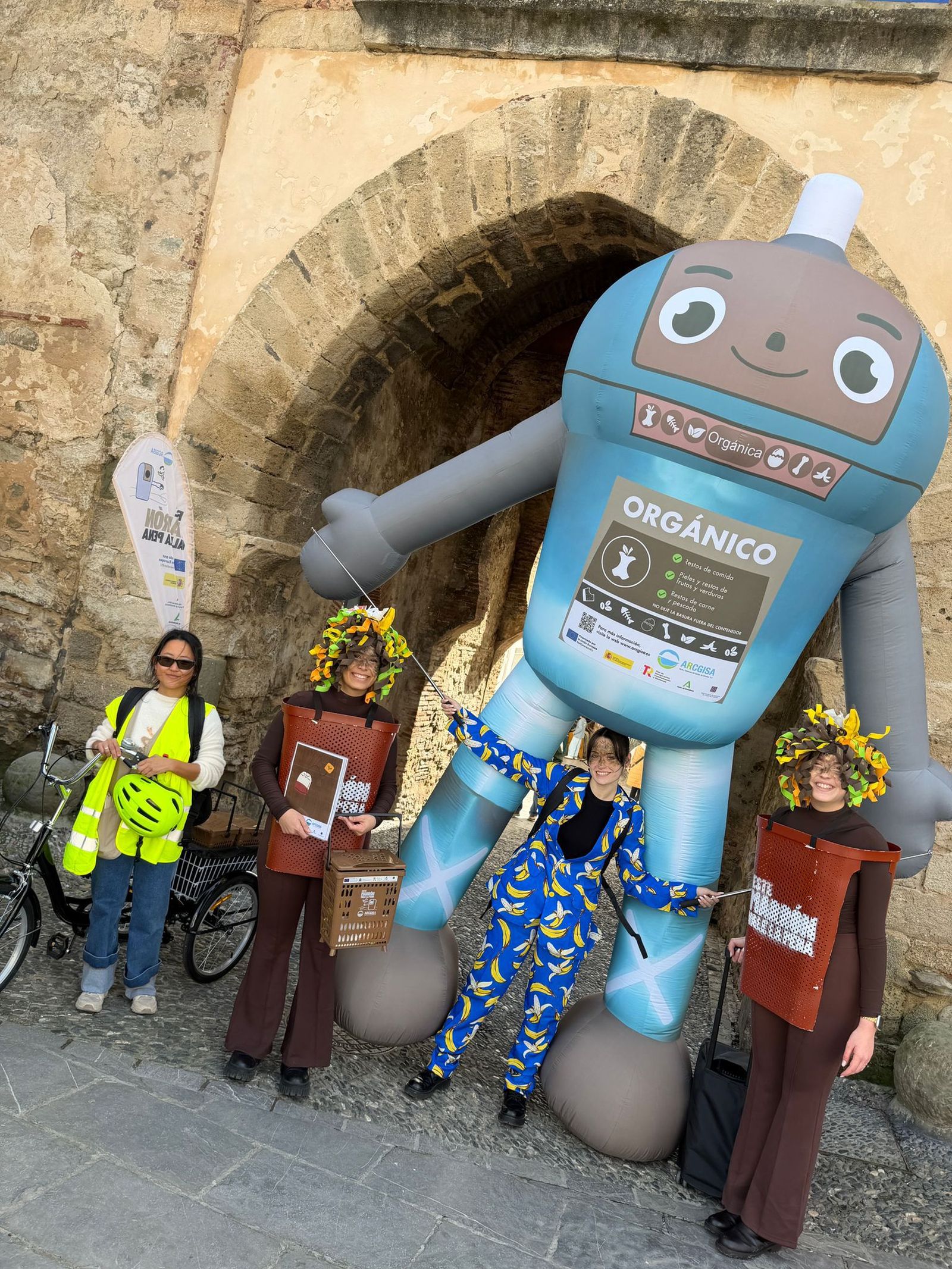 La campaña de la Mancomunidad y Arcgisa para el uso del contenedor marrón llega a Tarifa