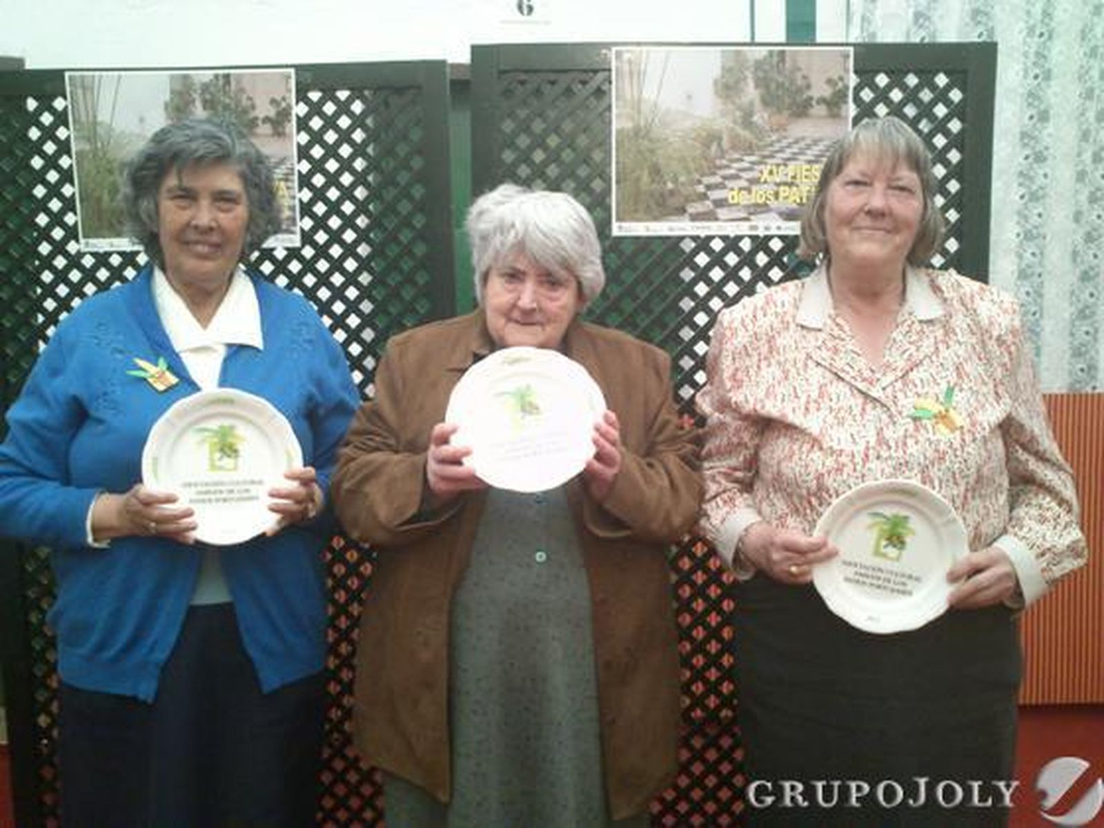 Las hermanas Adelaida y Milagros Pérez Navarro, con su amiga Agustina Pérez Sánchez ayer, con el galardón entregado por la Asociación de Amigos de los Patios en premio a su constancia e implicación.

Foto: Diario de Cádiz
