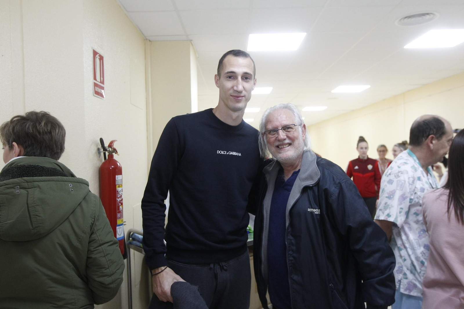 Fotogalería visita jugadores U.D. Almería Hospital Torrecárdenas
