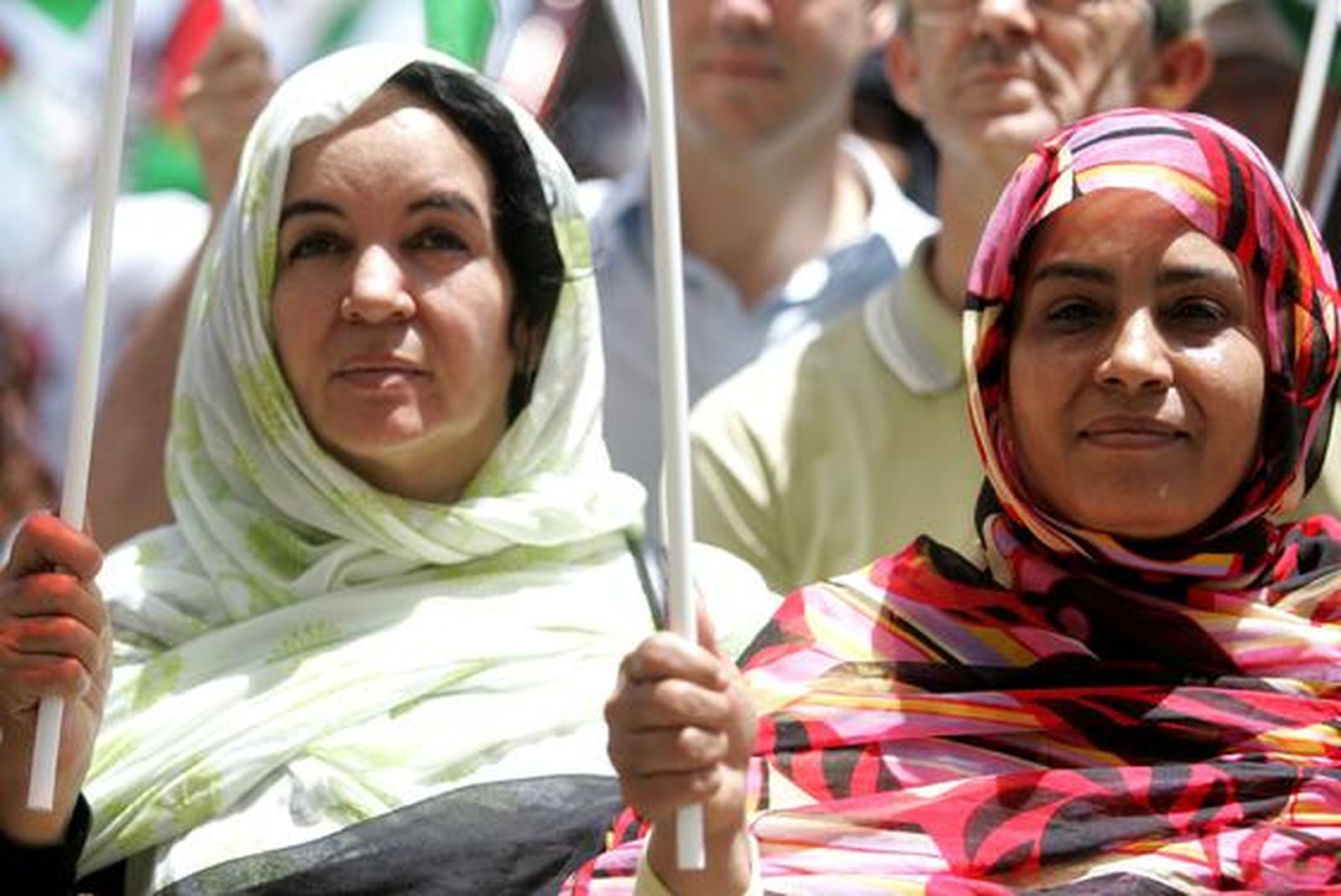 Unas 200 personas reclaman el Sahara libre antes el Consulado de Marruecos donde les responden unos 30 marroquíes gritando y besando la bandera de su país./Fotos:J.M.Quiñones

Foto: J.M.Q.